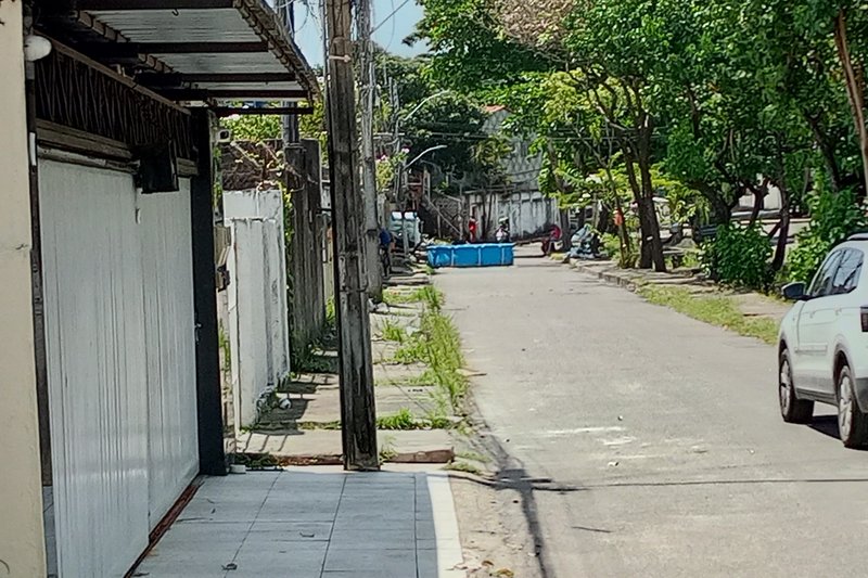 Piscina instalada no meio da rua, no bairro do Arruda