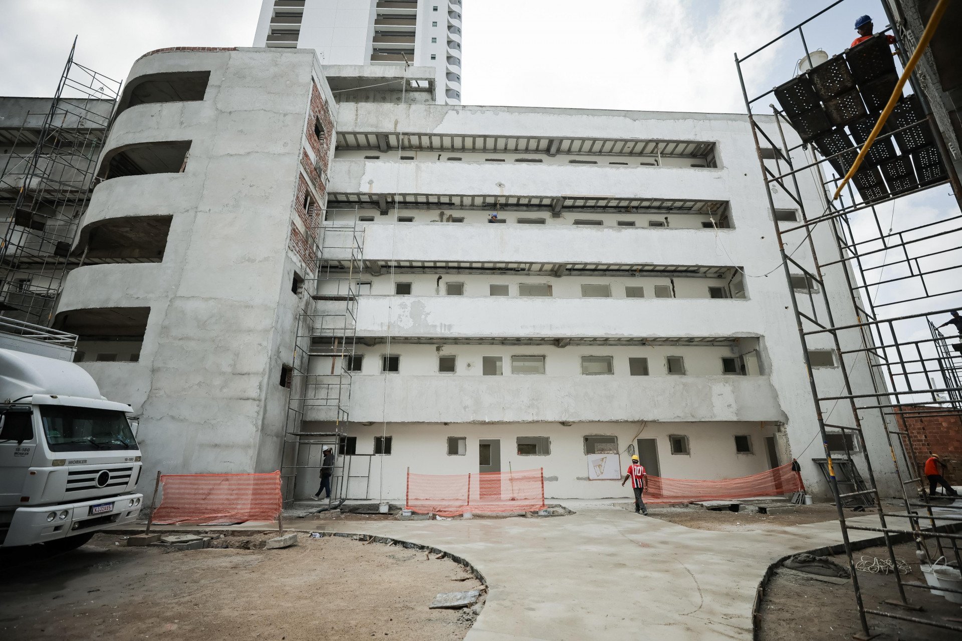 Prefeito do Recife atualiza andamento de obras atrasadas do Habitacional Vila Esperança, no Monteiro