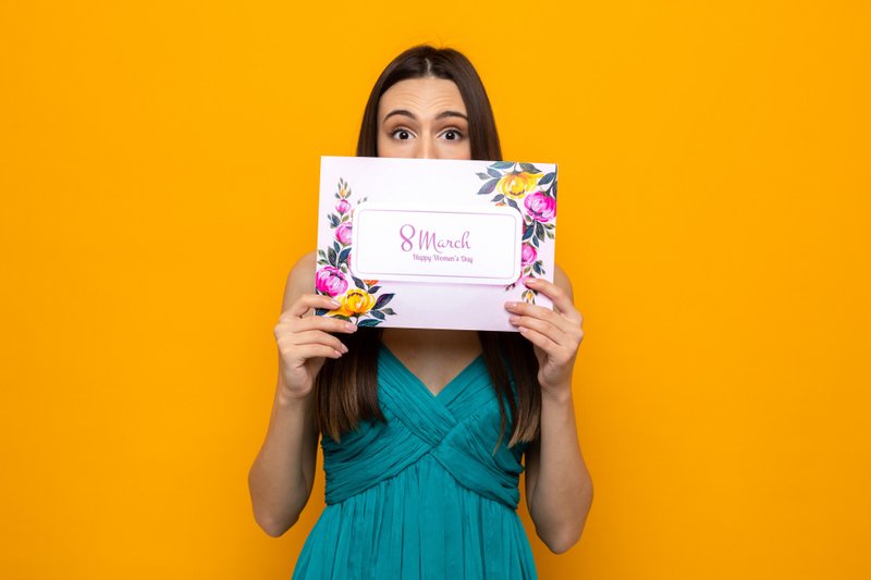 Imagem de uma mulher segurando convite 