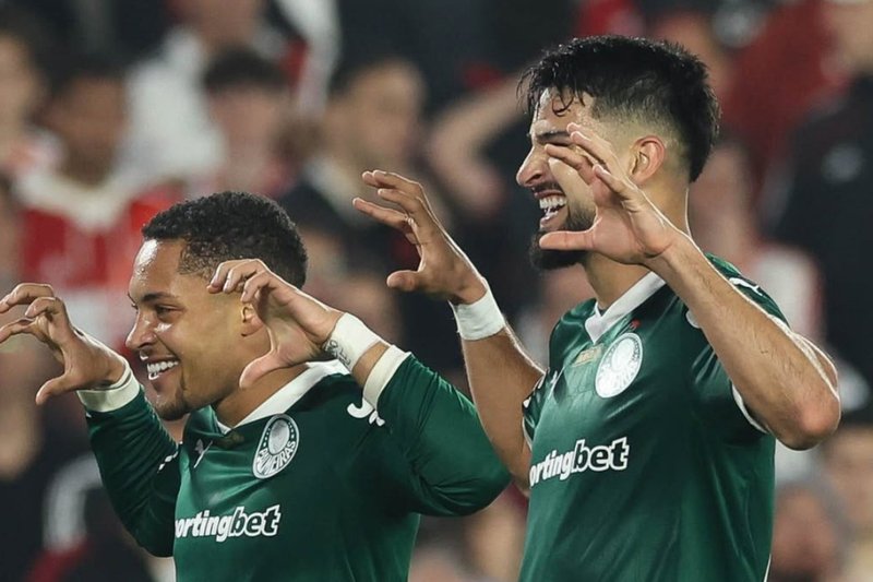 Vitor Roque celebra gol do Palmeiras com Flaco López