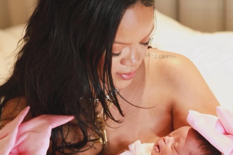 Mãe de três! Rihanna mostra a filha recém-nascida e anuncia o nome da bebê