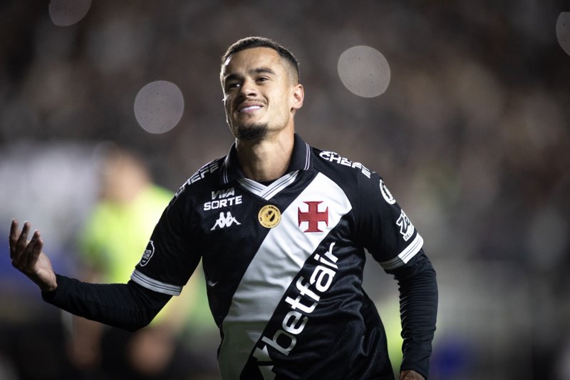 Coutinho sorri ao marcar gol pelo Vasco da Gama