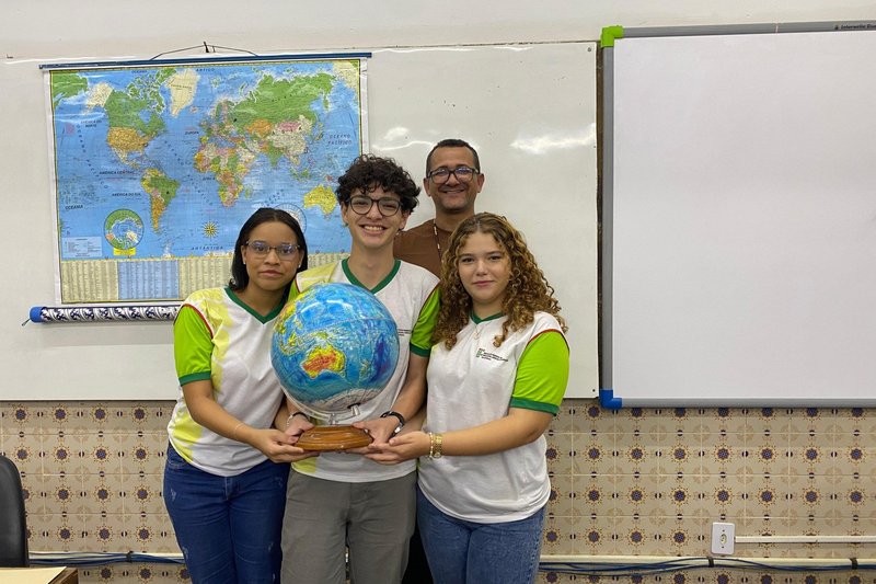 Estudantes do curso do segundo período de Eletrotécnica Beatriz Eloi, Gabriel Araújo e Agatha Dutra, e o professor orientador Enildo Gouveia