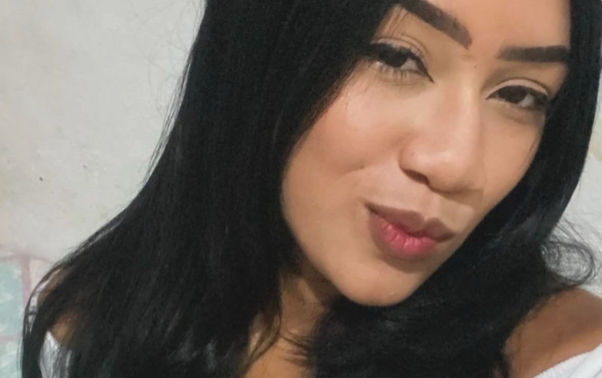 Feminicídio: corpo de jovem encontrada em motel em Paulista é sepultado