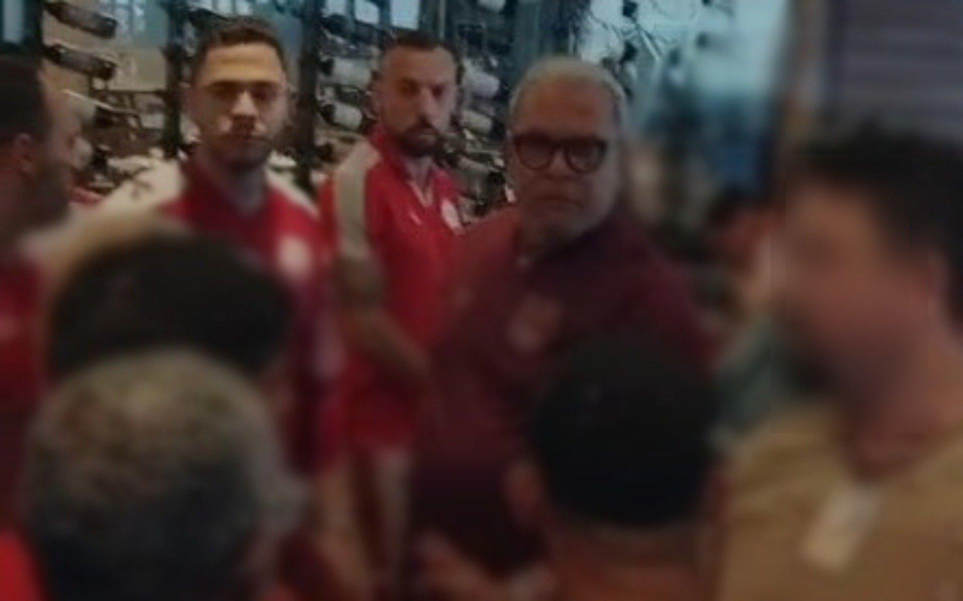 Náutico define como "ato criminoso" atitudes de torcida organizada em protesto no Aeroporto do Recife