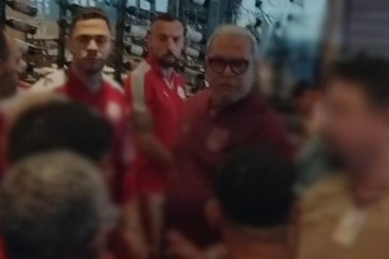 Hélio dos Anjos rebate torcedores em protesto