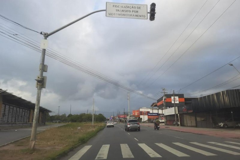 Semáforo apagado na Avenida Pan Nordestina, em Olinda
