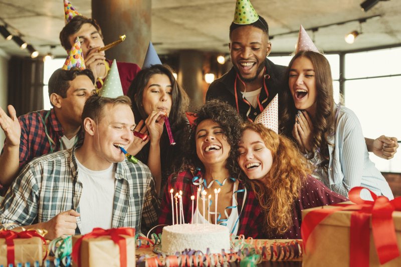 Imagem de amigos em uma festa de aniversário