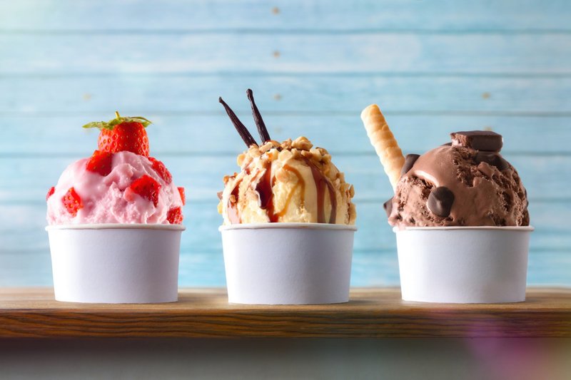 Imagem ilustrativa de sorvetes servidos em copinhos com toppings