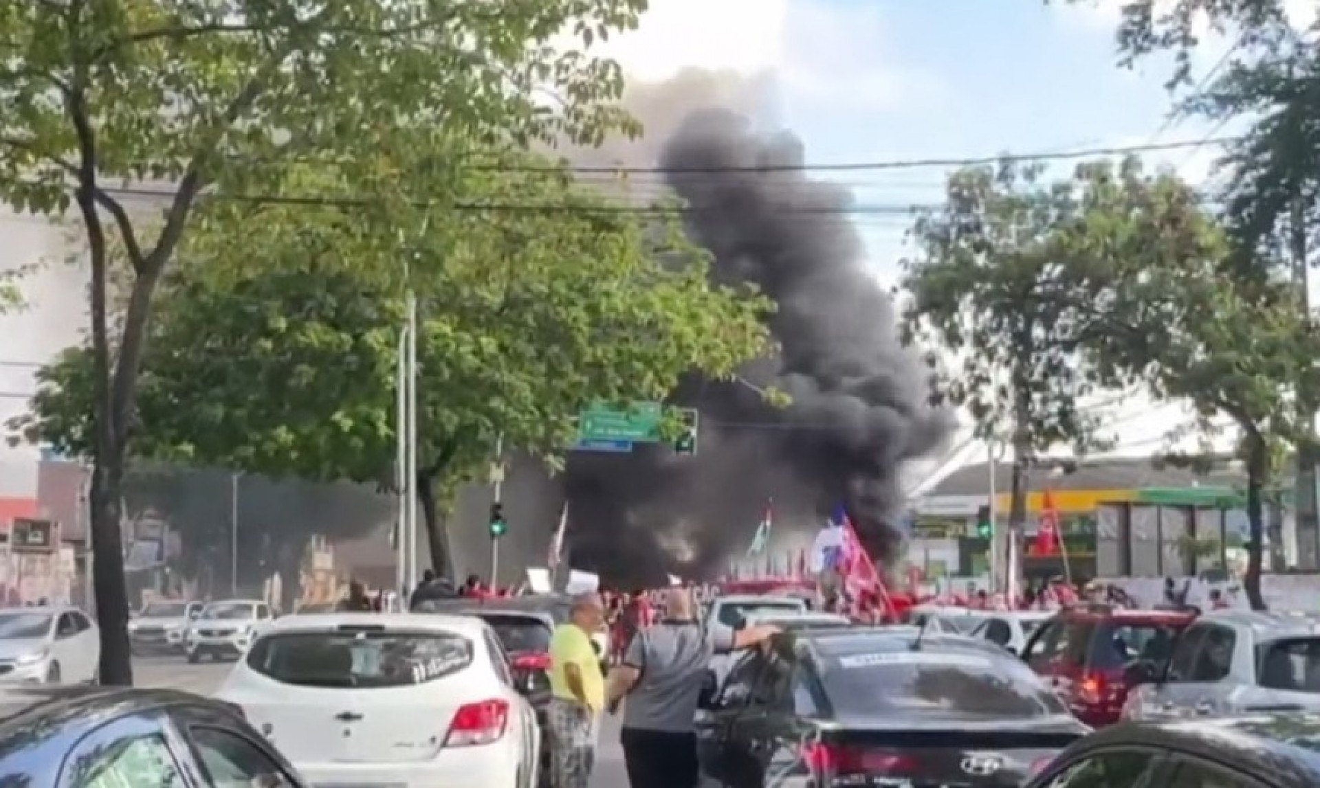 Protesto interdita Avenida Recife contra despejo de ocupação de imóvel