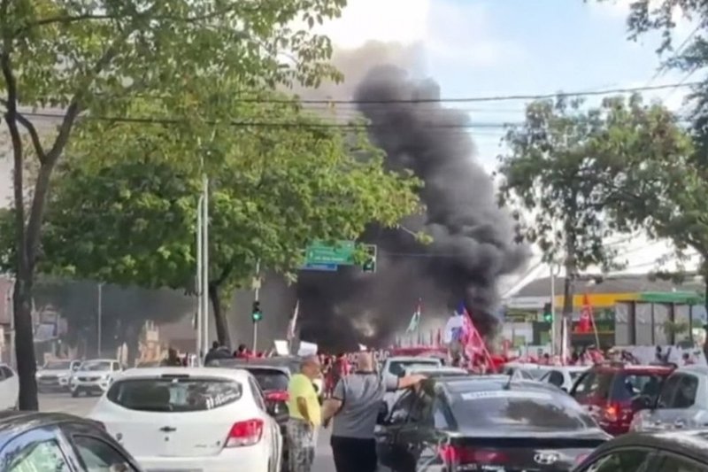 Protesto interdita Avenida Recife contra despejo de ocupação