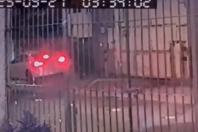 Motorista perde controle de carro, atinge casal e colide com poste na Zona Sul do Recife