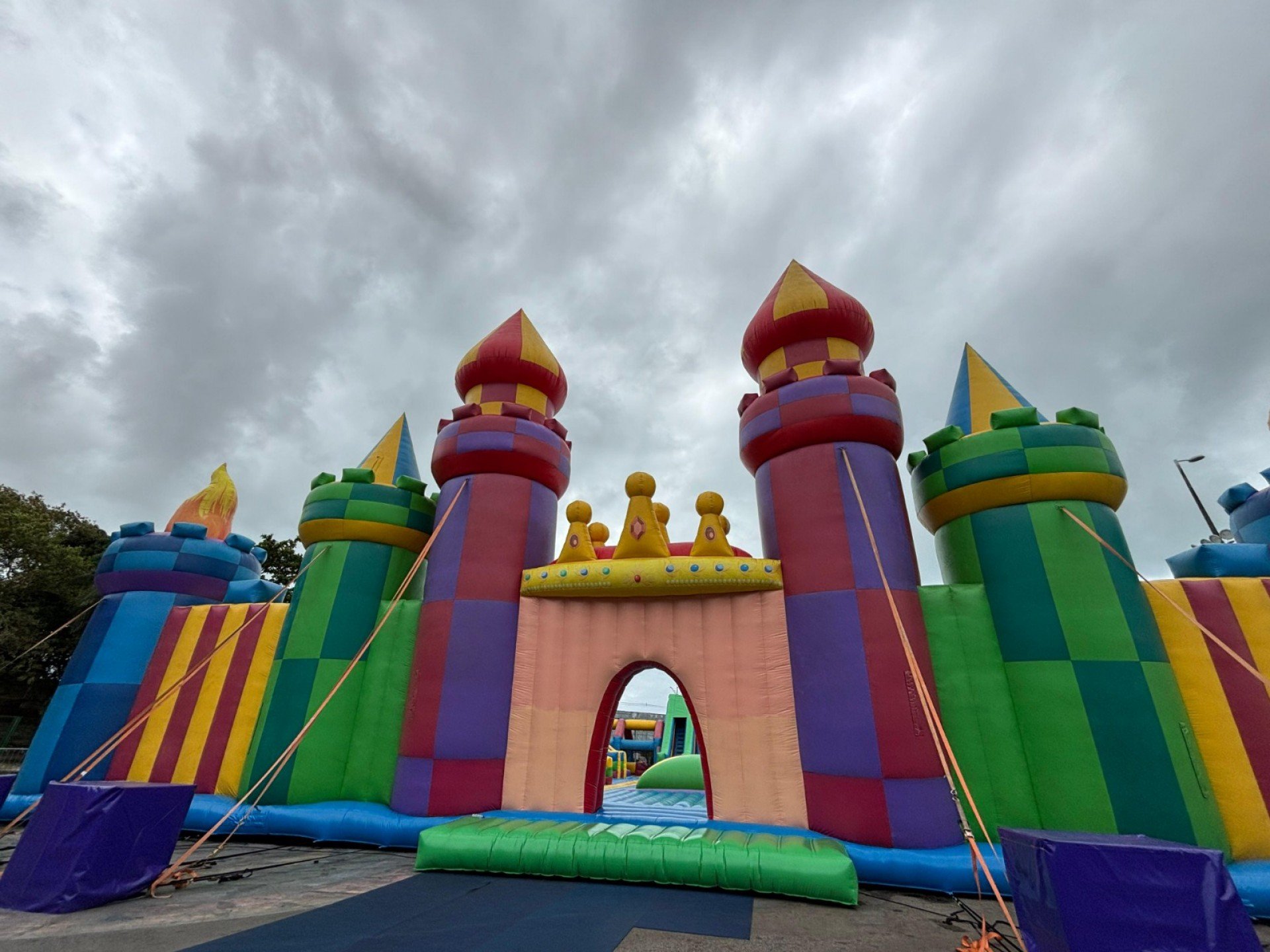 Jump Around chega ao Shopping Guararapes com maior castelo inflável da América Latina