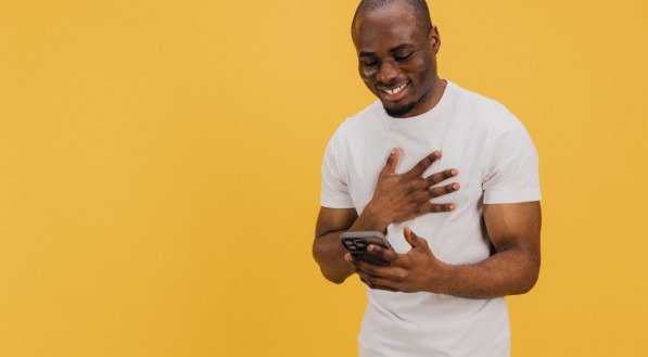Imagem de um homem no celular ao ver lembranças antigas
