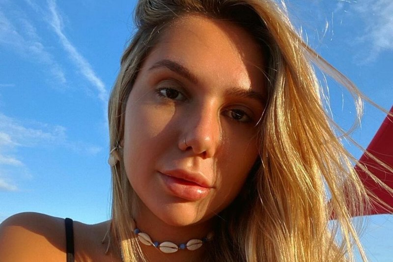 Filha de Renato Gaúcho, Carolina Portaluppi exibe curvas poderosas ao posar de biquíni