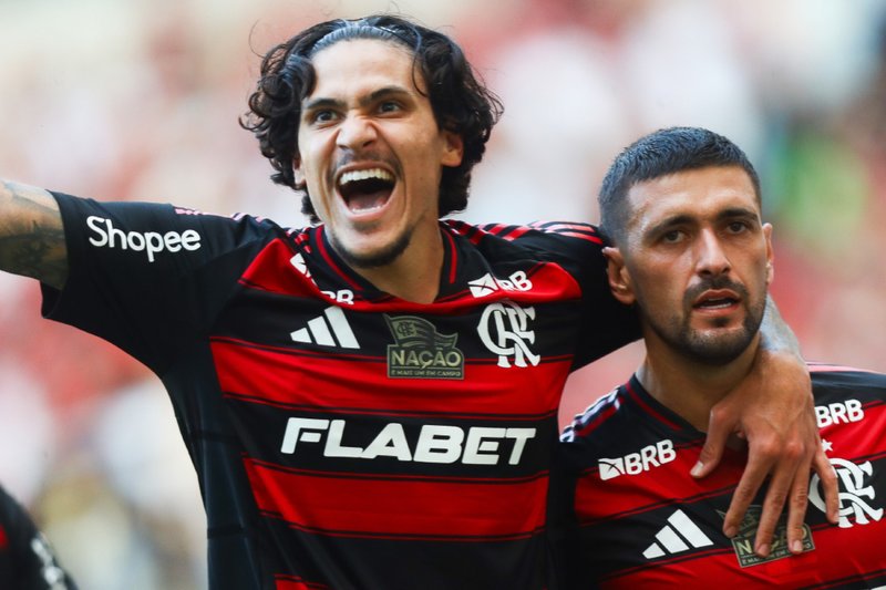 Pedro e De Arrascaeta, jogadores do Flamengo