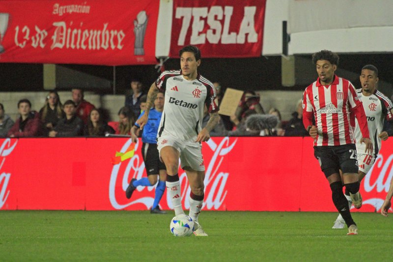 Pedro, atacante do Flamengo, em lance da decisão contra o Estudiantes pela Libertadores