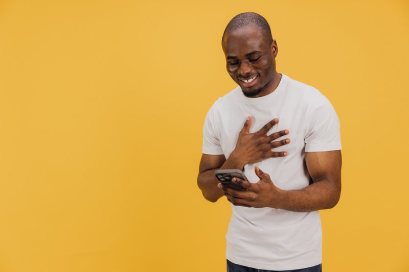 Imagem de um homem no celular ao ver lembranças antigas