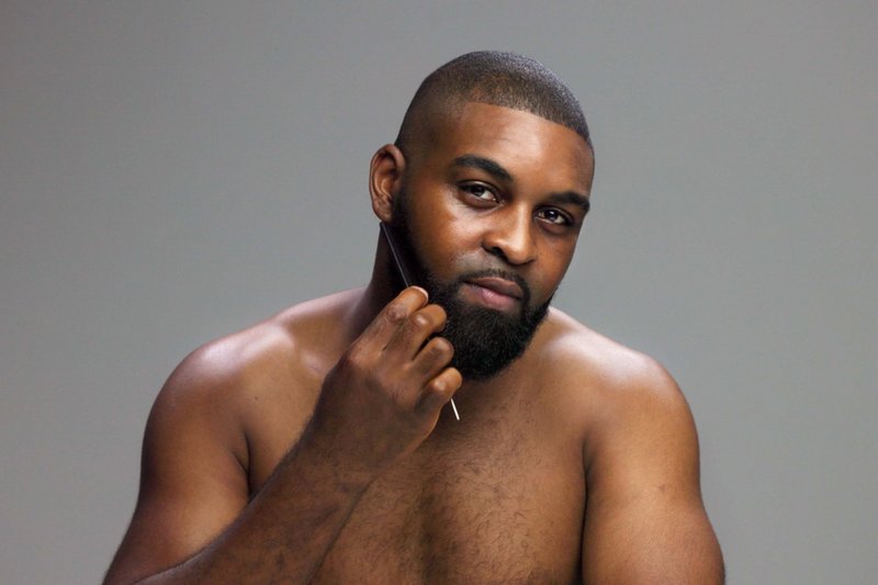 Homem penteando a barba 