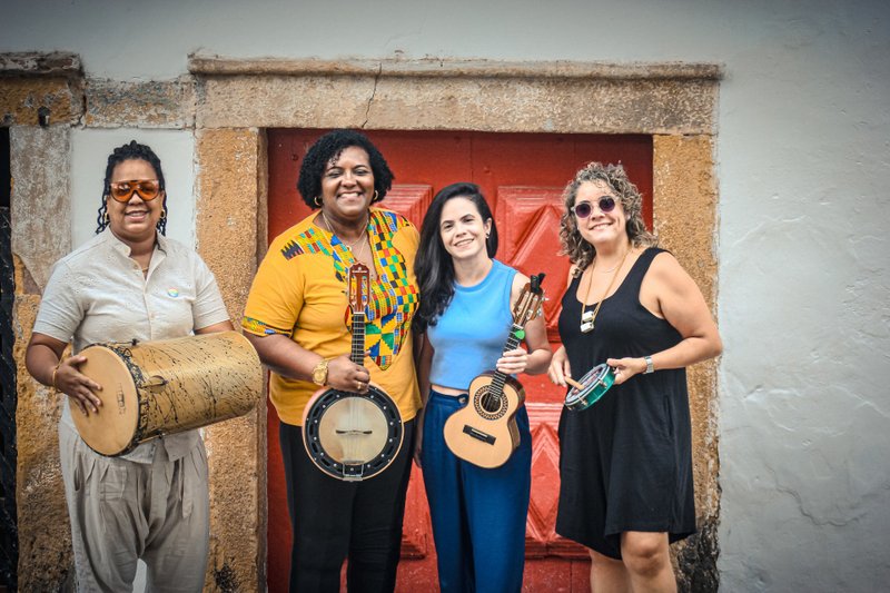Leyde do Banjo e as Mari's do Samba formam a primeira roda de samba totalmente feminina de Pernambuco; na foto, Neta Silva, Leyde do Banjo, Carla Souza e Marília Fernandes