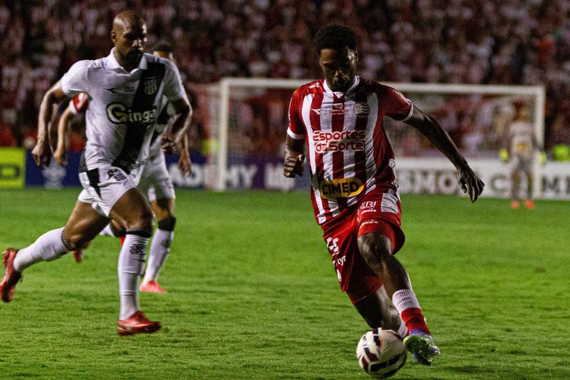 Lance do último jogo entre Náutico x Ponte Preta pela Série C