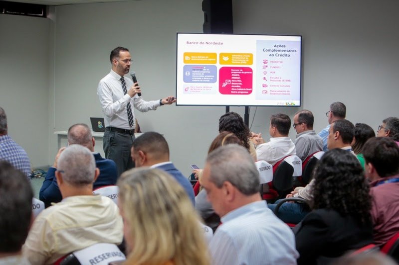 Reunião mediada pelo superintendente estadual do Bando do Nordeste, Hugo Luiz de Queiroz