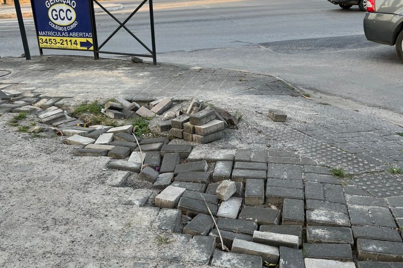 Calça destruída na Avenida Caxangá