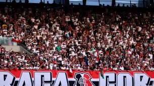 Imagem da torcida do Santa Cruz na Arena de Pernambuco