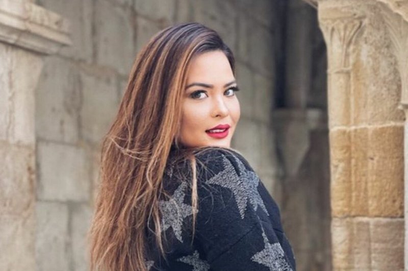 Geisy Arruda posa com maiô mega cavado e exibe marquinhas na virilha