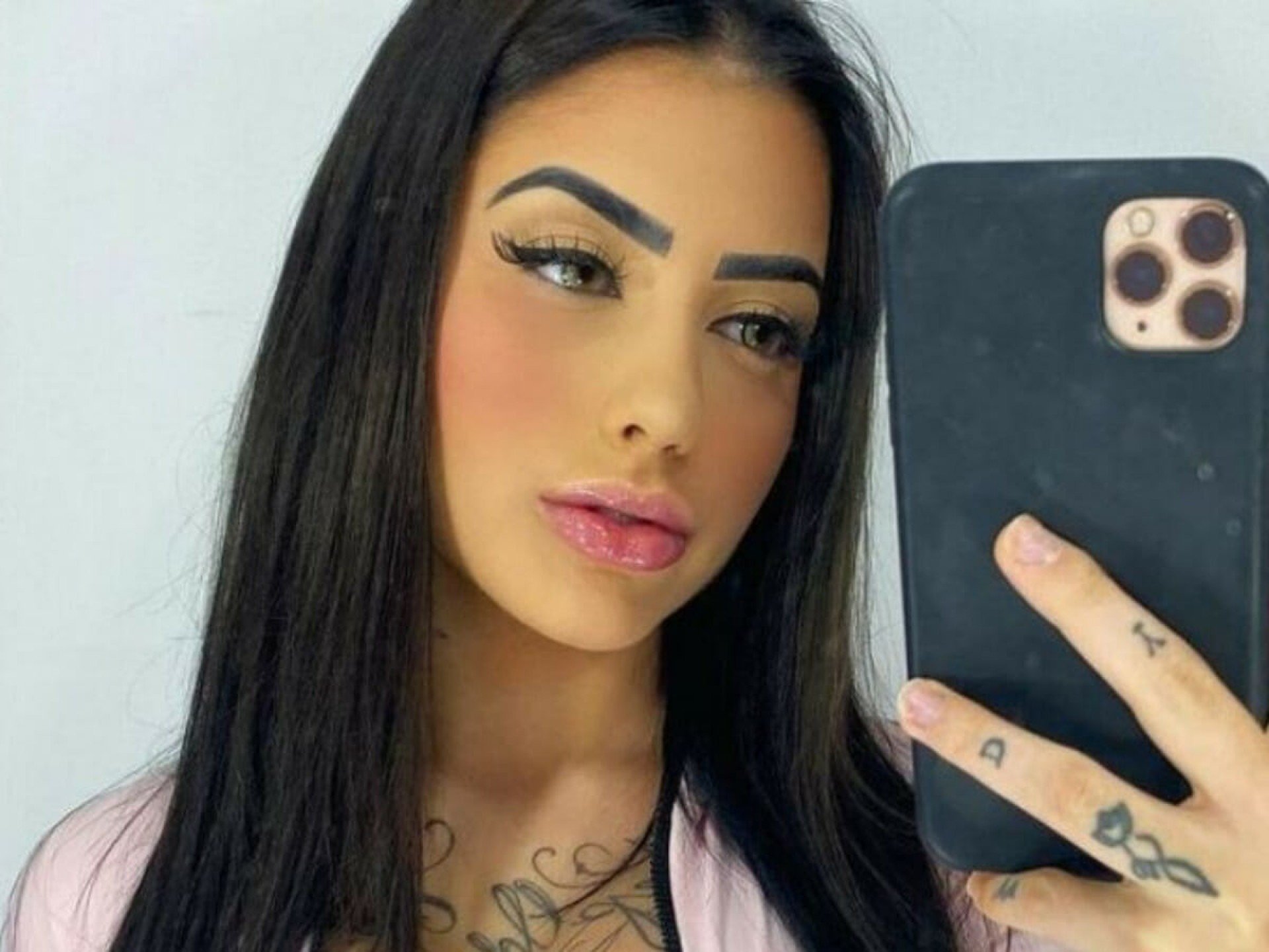 MC Mirella surge pelada na piscina e dá um show de sedução