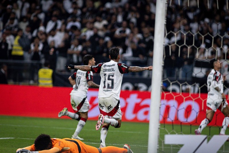 Flamengo marcou o segundo gol de virada e venceu o Corinthians em São Paulo, pela 25ª rodada do Brasileiro