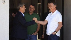Ex-presidente Jair Bolsonaro, que cumpre pris&atilde;o domiciliar, vai receber a visita do governador de S&atilde;o Paulo, Tarc&iacute;sio de Freitas, no dia 10 de dezembro