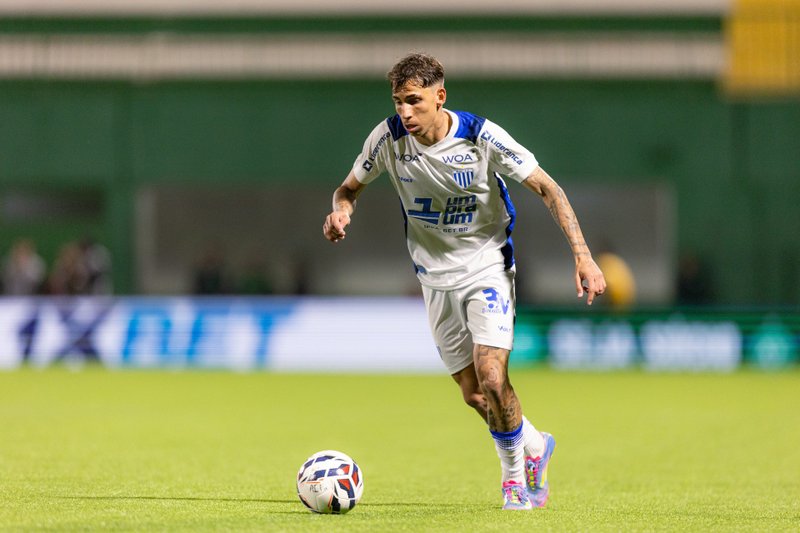 Jogador do Avaí em campo na Série B
