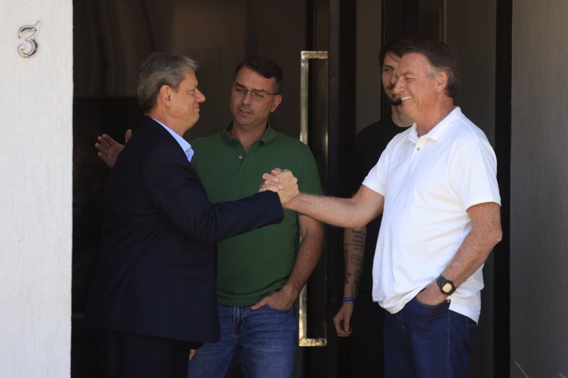 Tarcísio de Freitas visitou o ex-presidenteJair Bolsonaro, que cumpre prisão domiciliar