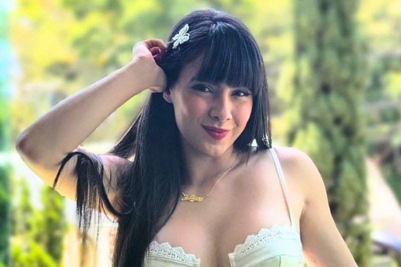 Juliana Bonde se exibe de minissaia e deixa escapar detalhe íntimo