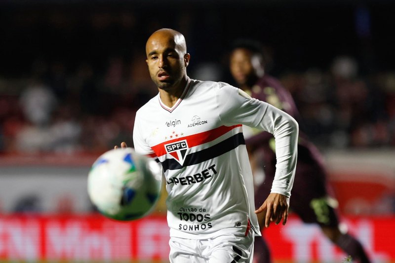 Lucas Moura, atacante, com a posse de bola