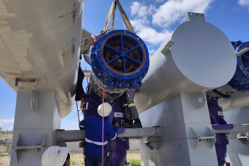 Estrutura de bombeamento flutuante sendo instalada na Barragem Góis, em Sertânia