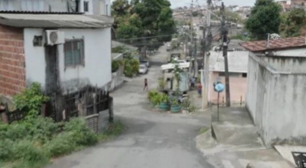Tentativa de Homicídio em Água Fria: Jovem de 23 Anos Baleado em Assalto à Noite
