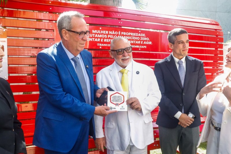 Na inauguração do Banco Vermelho na Alepe, os deputados Álvaro Porto, Francismar Pontes e Jarbas Vasconcelos Filho, a presidente do Instituto Banco Vermelho Andréa Rodrigues e a vice-presidente Paula Limongi