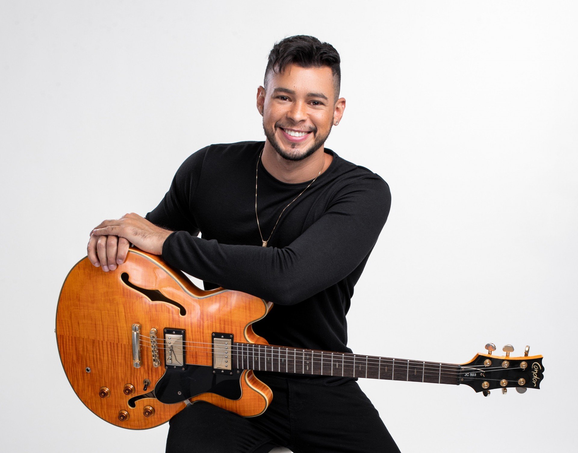 Alex Júnior dá início à programação de outubro do Taca Mais Música no Tacaruna