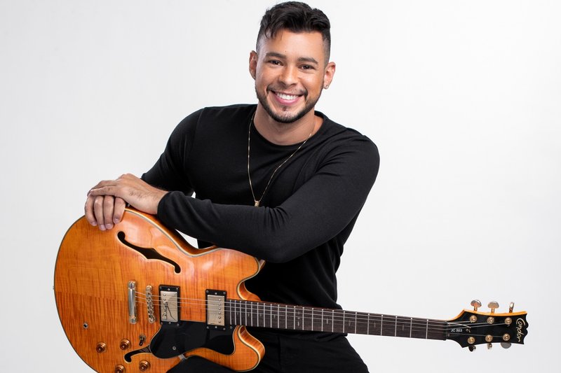 Alex Júnior abre a programação de outubro do Taca Mais Música