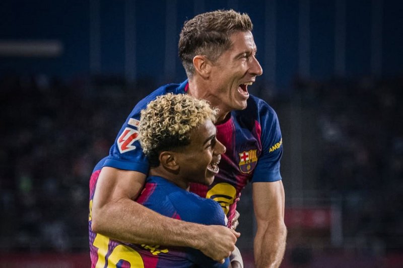 Lamine Yamal abraça Robert Lewandowski