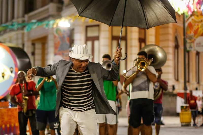 Grupo de Passistas na Onda do Frevo em desfile de agremiações no Bairro do Recife, em 2019