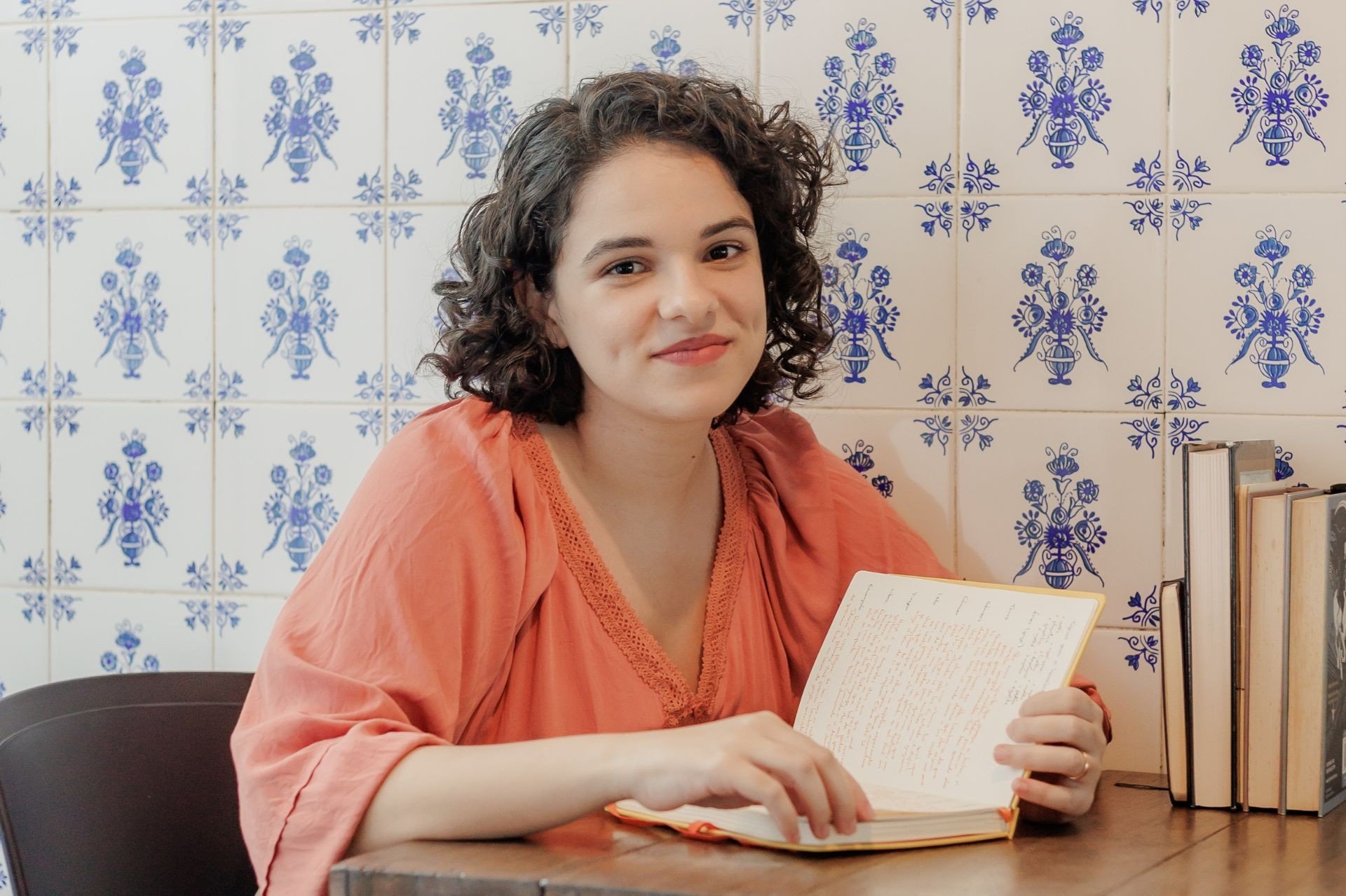 Referência em romantasia, Fernanda Castro lança edição especial na Bienal do Livro de Pernambuco