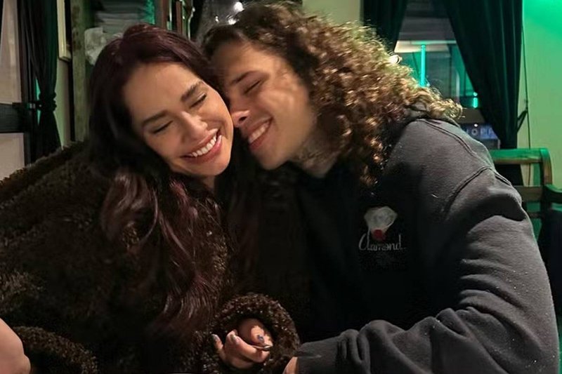 Vitão abre o coração sobre namoro com cantora após ‘sigilo’ de três anos: “Nos apoiamos”