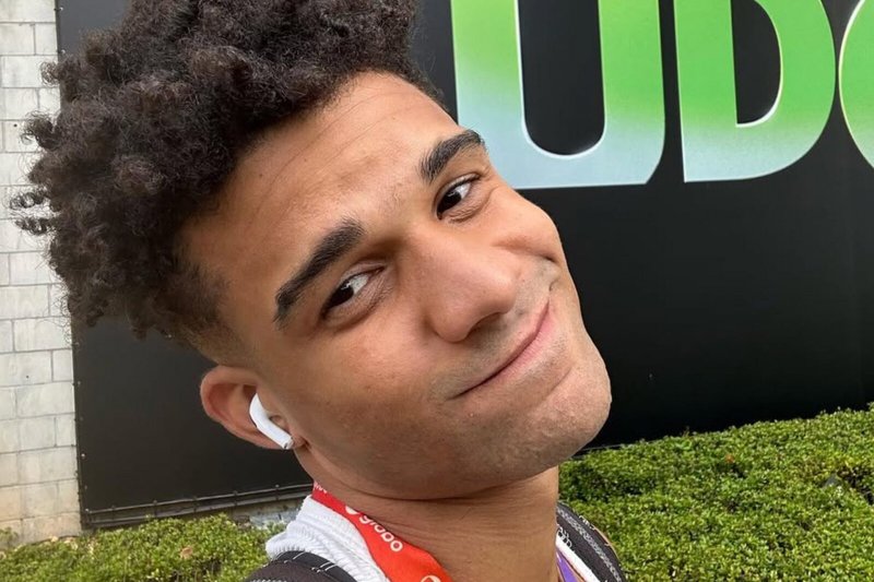No ar em Vale Tudo, Lucas Leto surge de sunga e mostra volume saliente