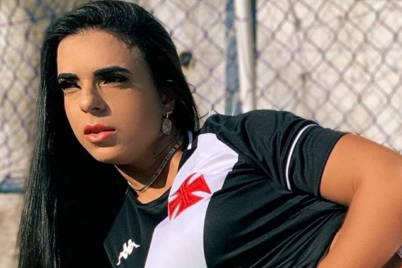 Musa do Vasco da Gama coloca bumbum para jogo usando fio-dental no limite