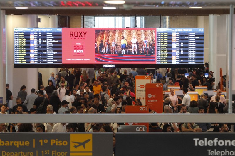 Aeroporto Santos Dumont. Fechado para pousos e decolagens pro conta de óleo na pista