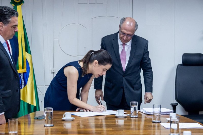 Governadora Raquel Lyra e o vice-presidente Geraldo Alckmin formalizaram o compromisso em Brasília