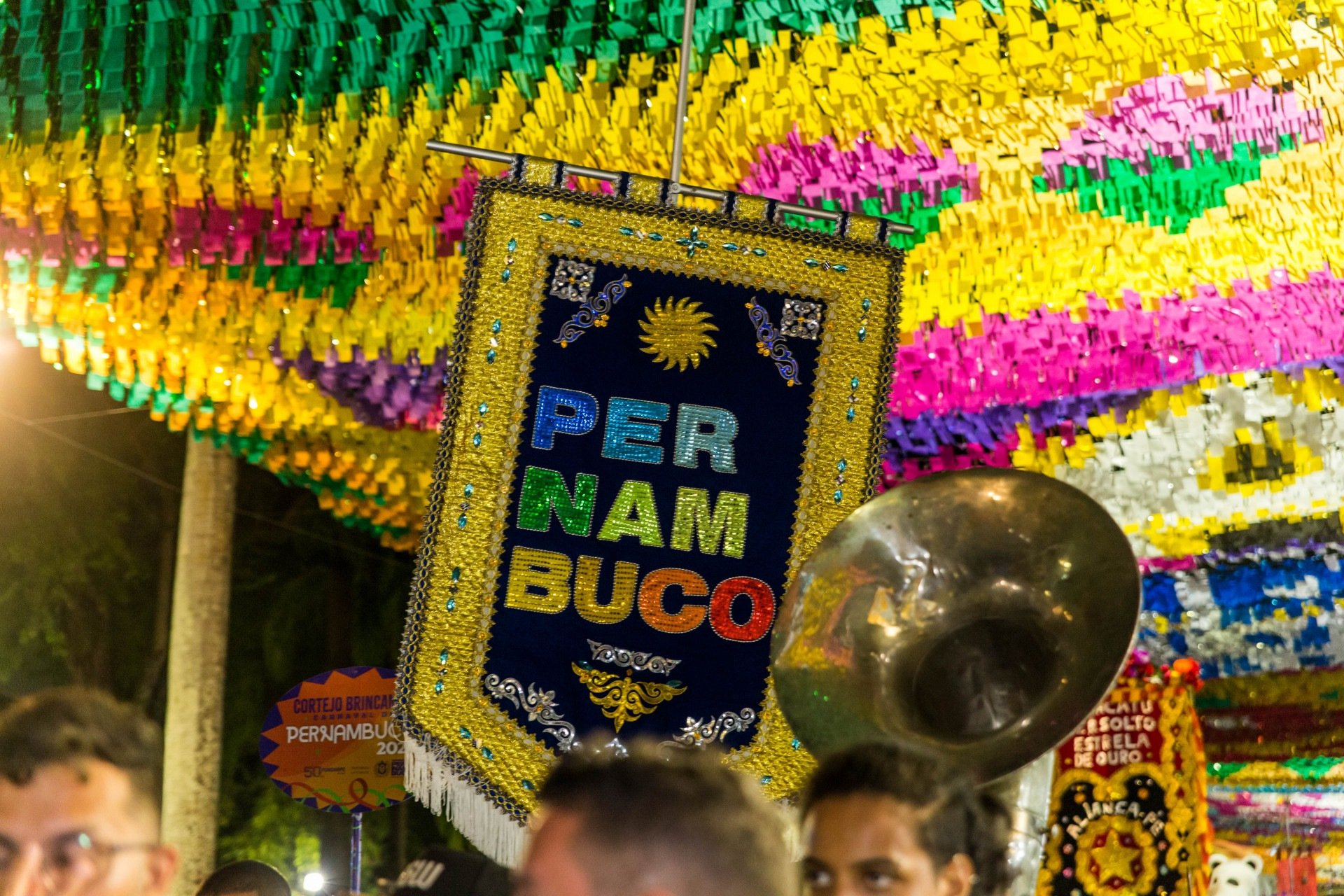 Cortejo Brincantes de Pernambuco anima o "Mardi Gras em Recife" com frevo, maracatu e jazz